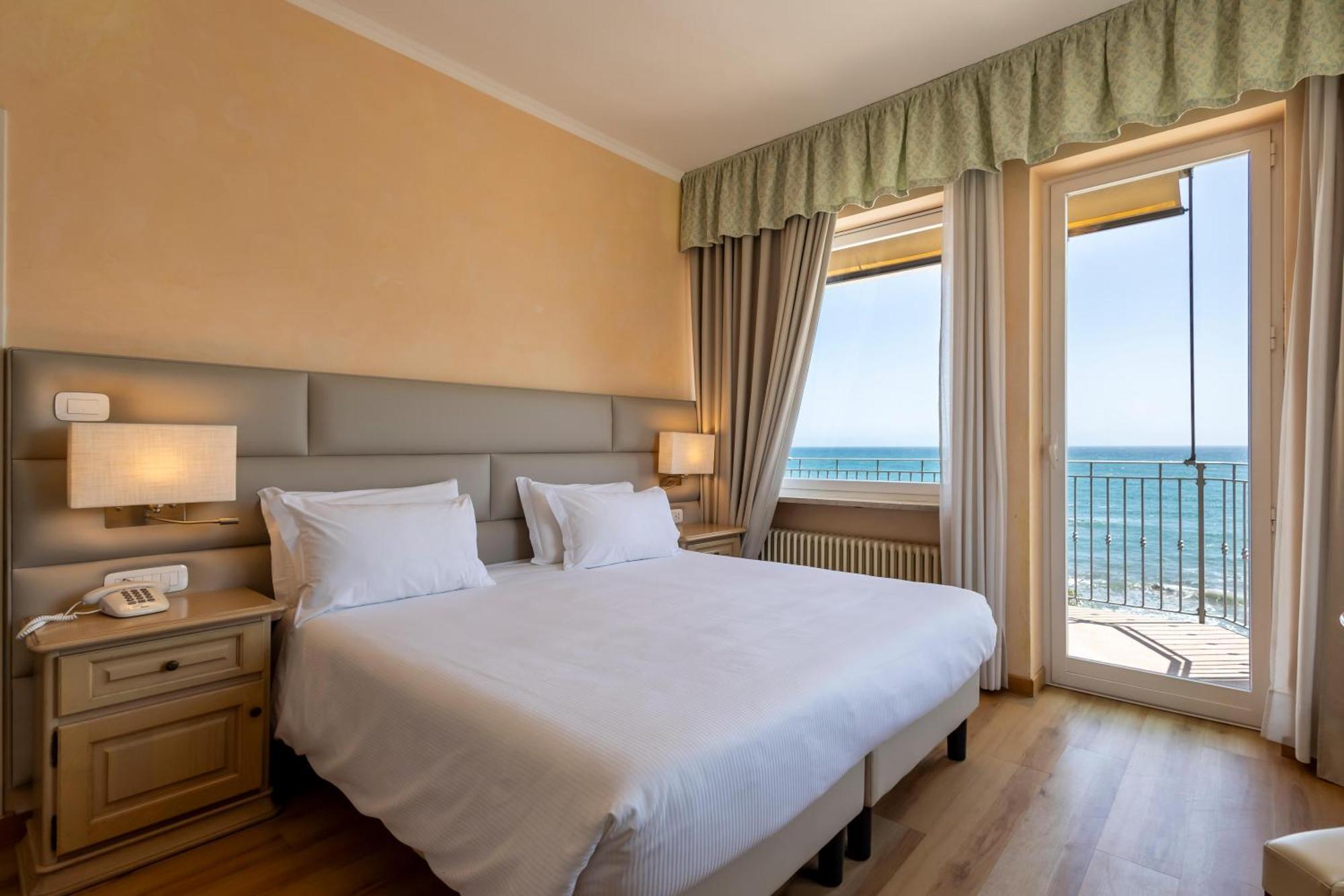 B&B Hotel Diano Marina Palace Εξωτερικό φωτογραφία